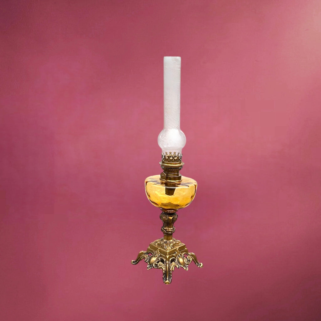 Lampe à Pétrole Ancienne Verre Ambré Métal Bronzé Pied Ornementé – Début XXe