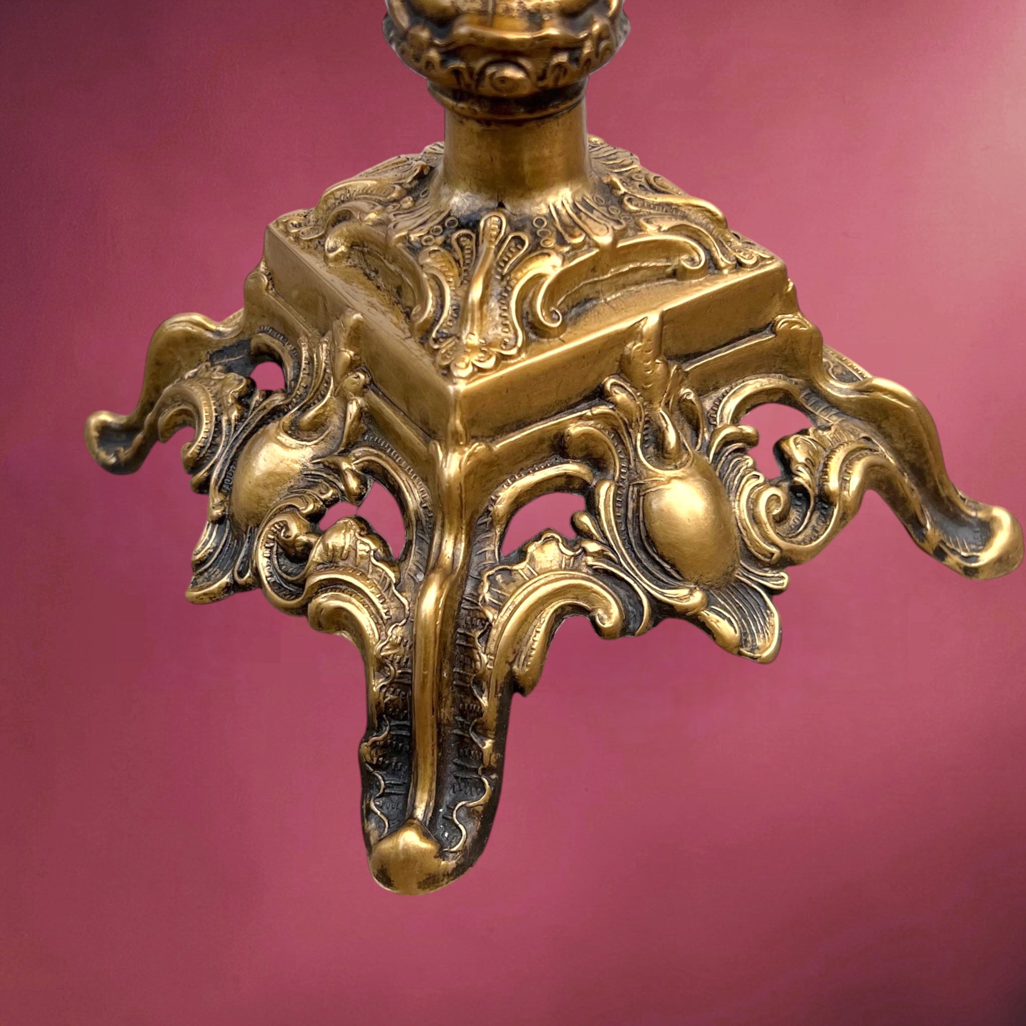 Lampe à Pétrole Ancienne Verre Ambré Métal Bronzé Pied Ornementé – Début XXe