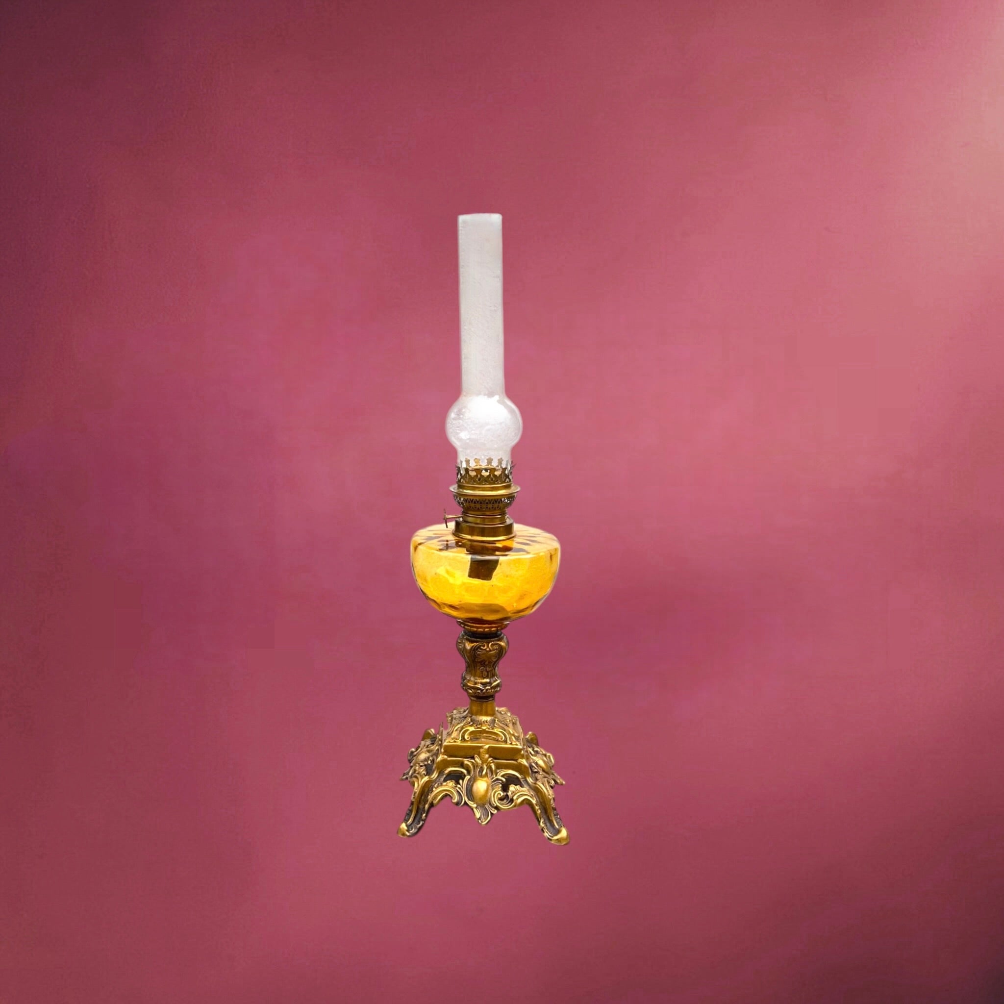 Lampe à Pétrole Ancienne Verre Ambré Métal Bronzé Pied Ornementé – Début XXe
