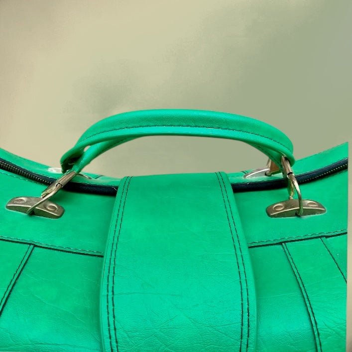 Sac de Voyage en Skaï Vert Lumineux – Années 60 70