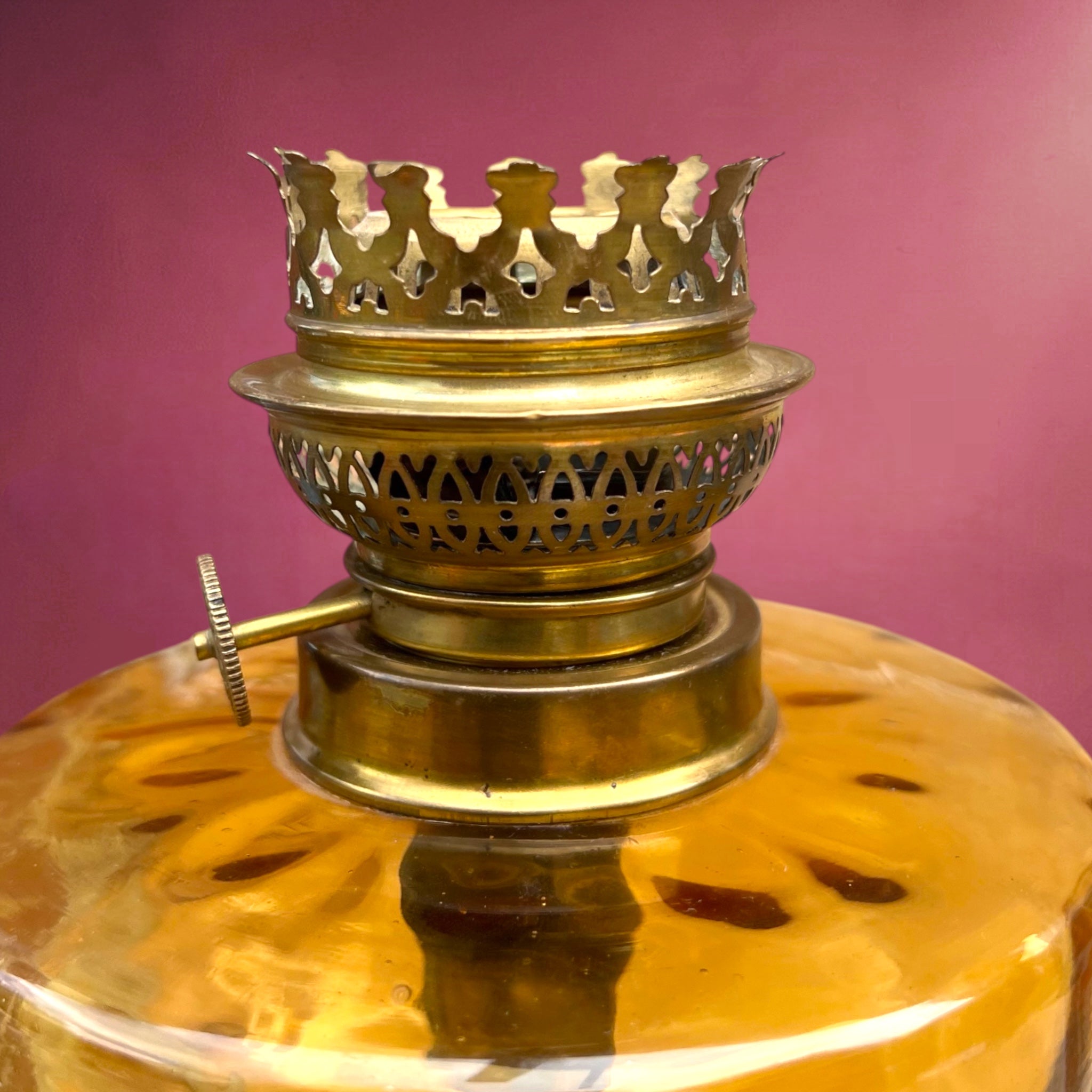 Lampe à Pétrole Ancienne Verre Ambré Métal Bronzé Pied Ornementé – Début XXe
