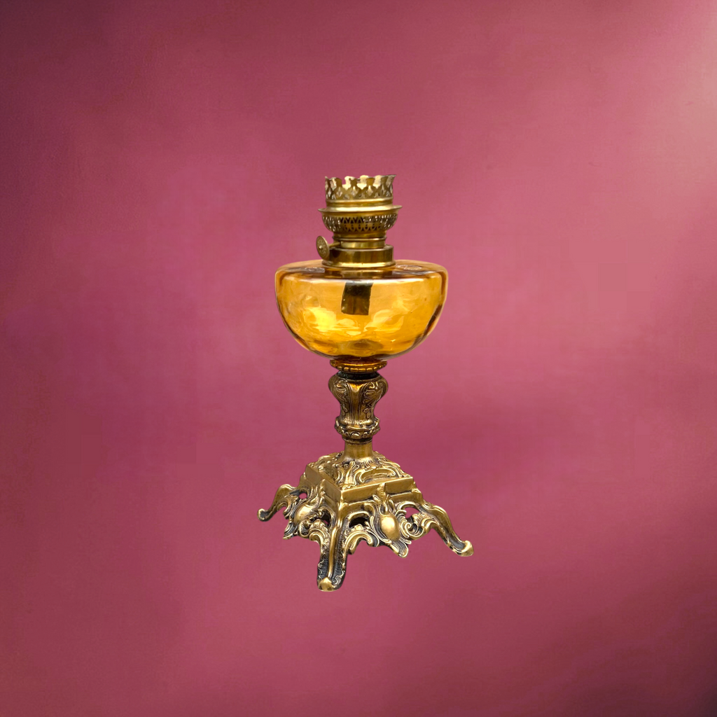 Lampe à Pétrole Ancienne Verre Ambré Métal Bronzé Pied Ornementé – Début XXe