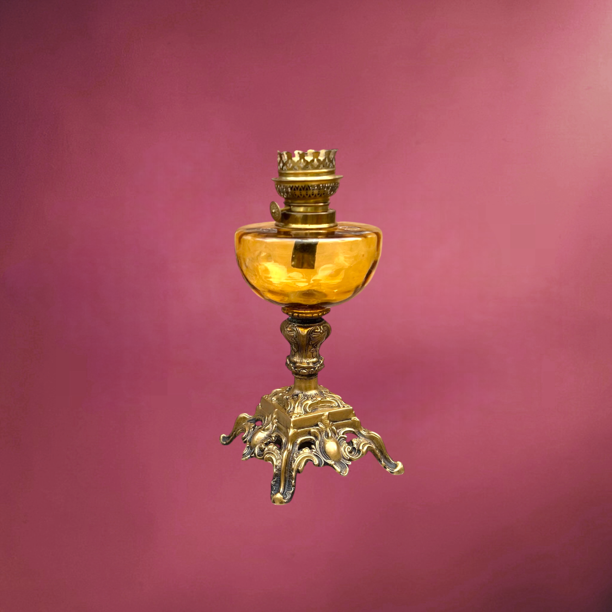 Lampe à Pétrole Ancienne Verre Ambré Métal Bronzé Pied Ornementé – Début XXe