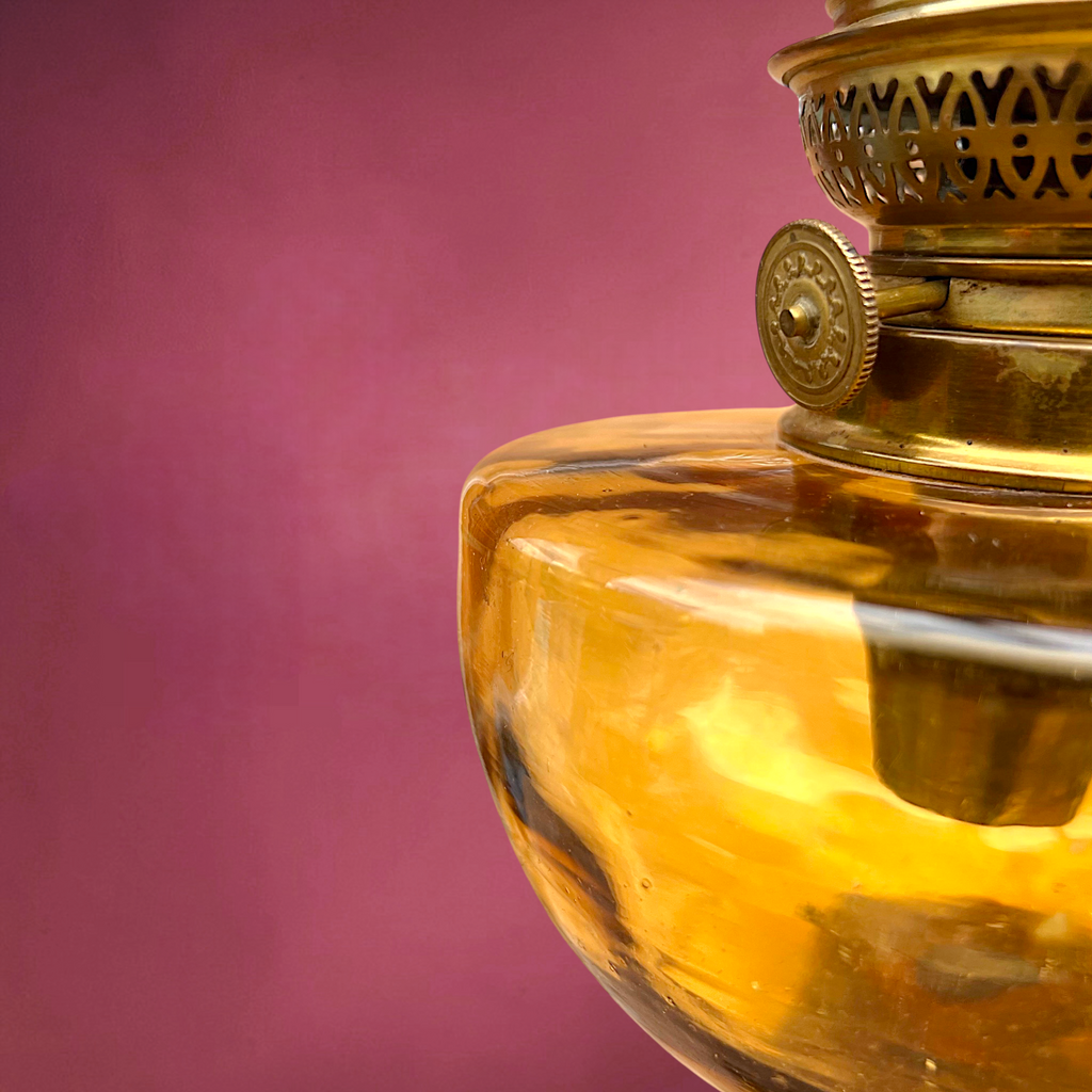 Lampe à Pétrole Ancienne Verre Ambré Métal Bronzé Pied Ornementé – Début XXe