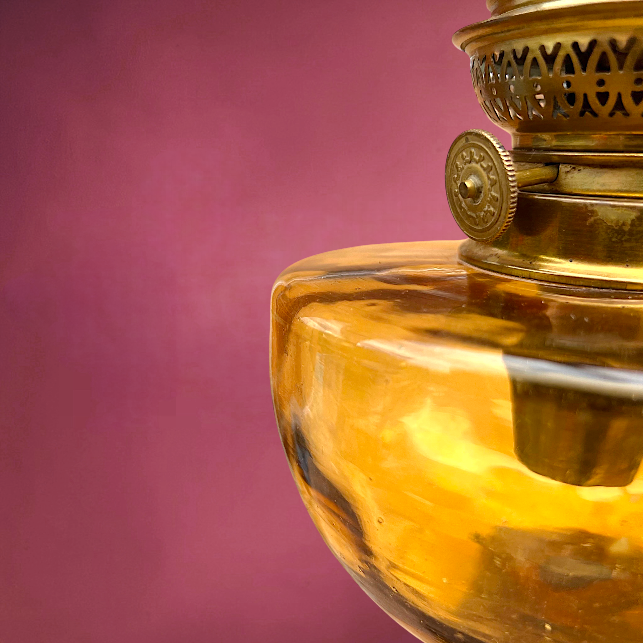 Lampe à Pétrole Ancienne Verre Ambré Métal Bronzé Pied Ornementé – Début XXe