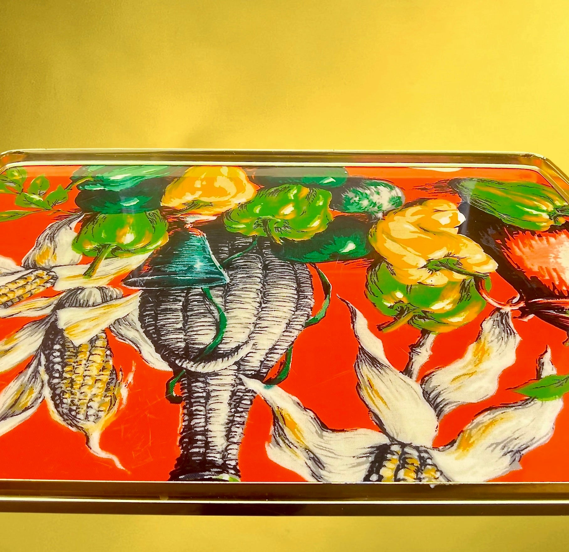 Grand Plateau Vintage en Formica Orange Décor Maïs Poivrons Métal Doré – Années 60 70
