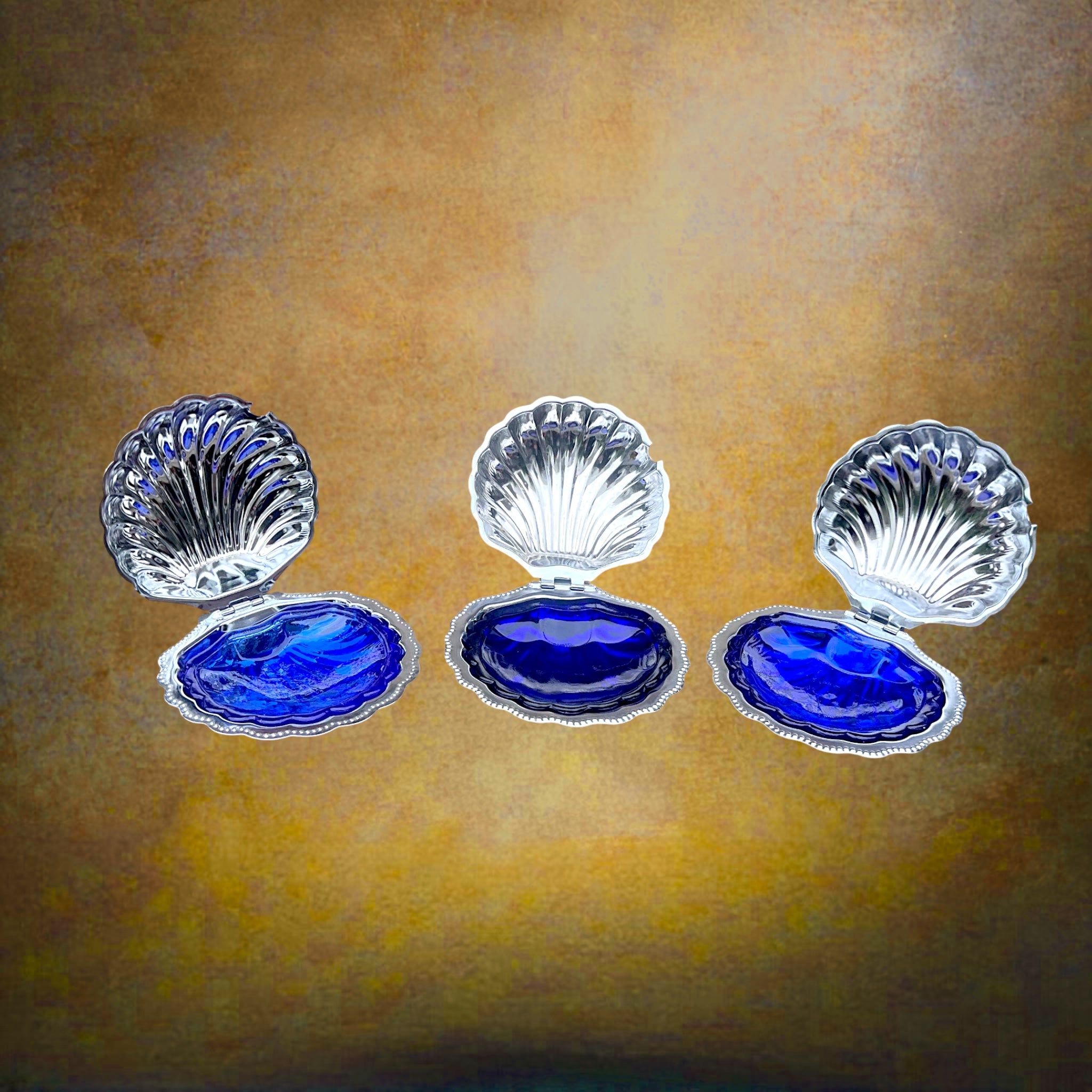 Trio de Beurriers Coquillage Vintage en Inox et Verre Bleu Cobalt