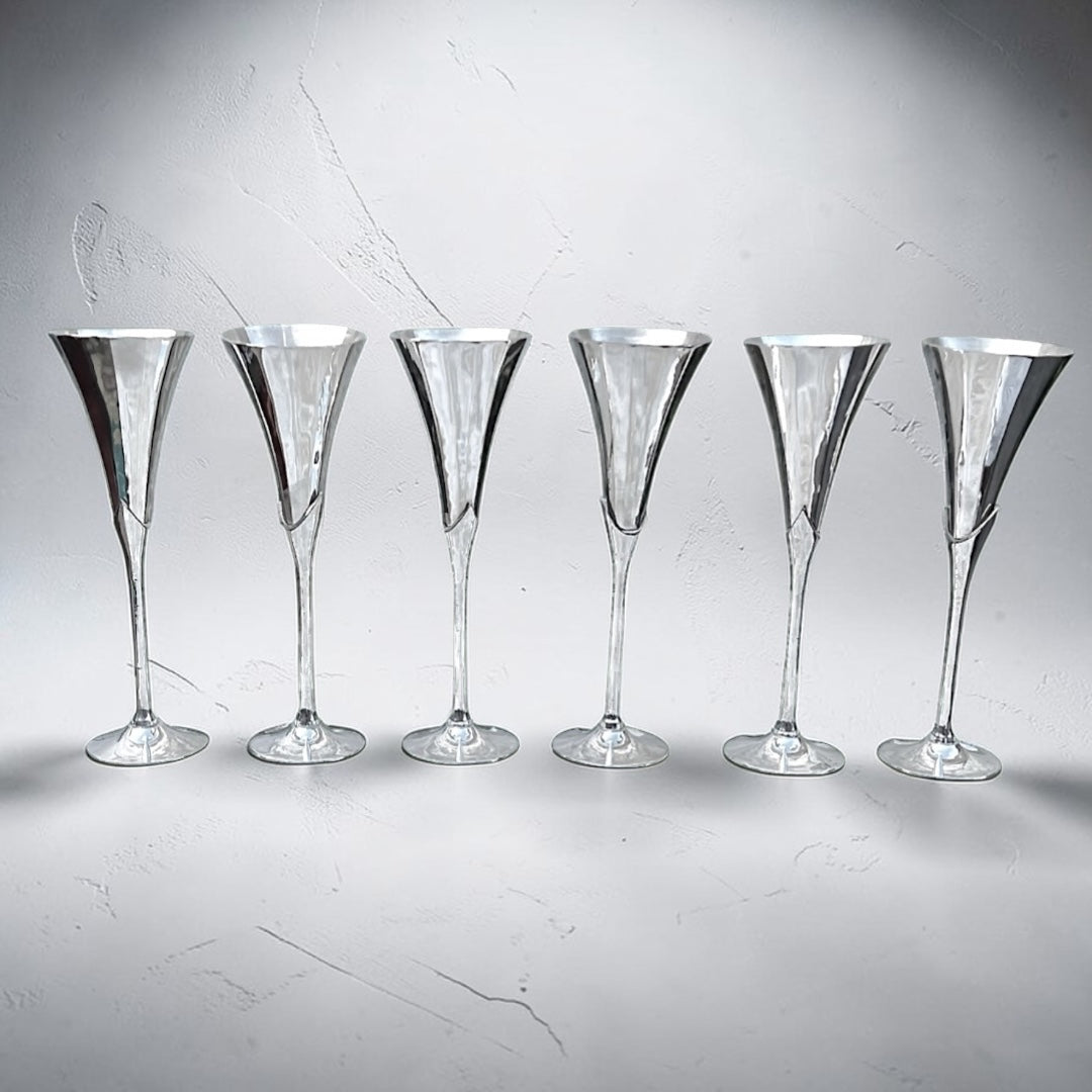 Série de six flûtes à champagne vintage en métal chromé – années 1970