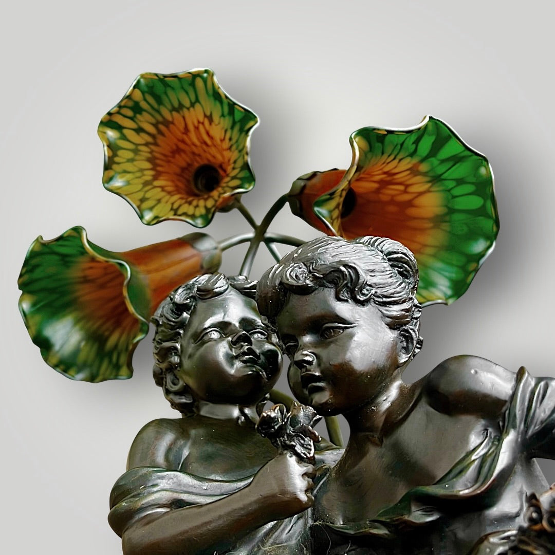 Lampe figurative néo Art nouveau – Couple d’enfants et fleurs de lys en verre moulé