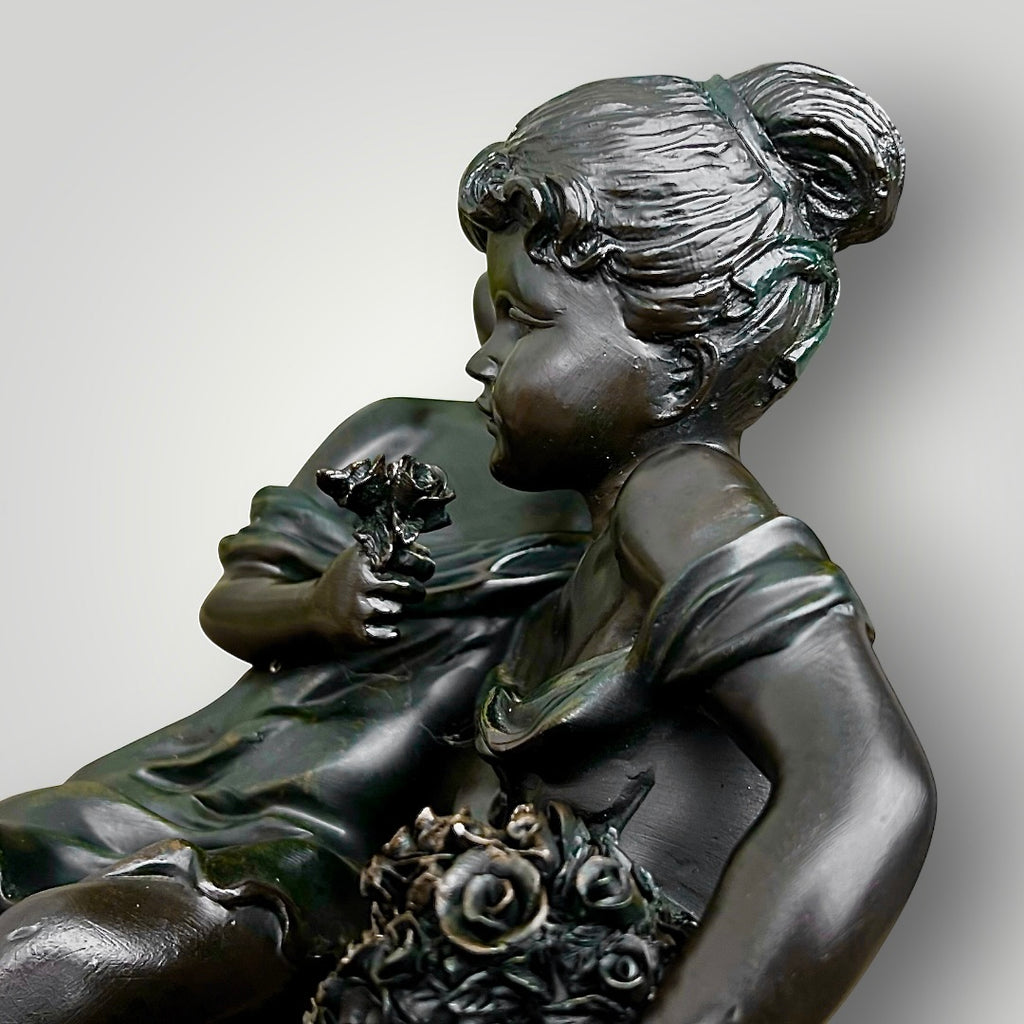 Lampe figurative néo Art nouveau – Couple d’enfants et fleurs de lys en verre moulé