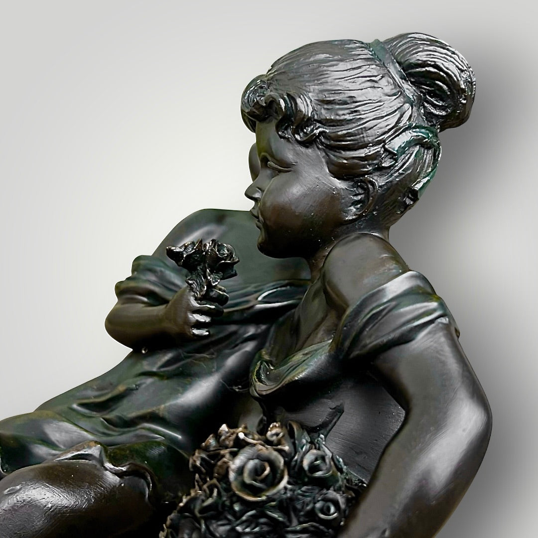 Lampe figurative néo Art nouveau – Couple d’enfants et fleurs de lys en verre moulé