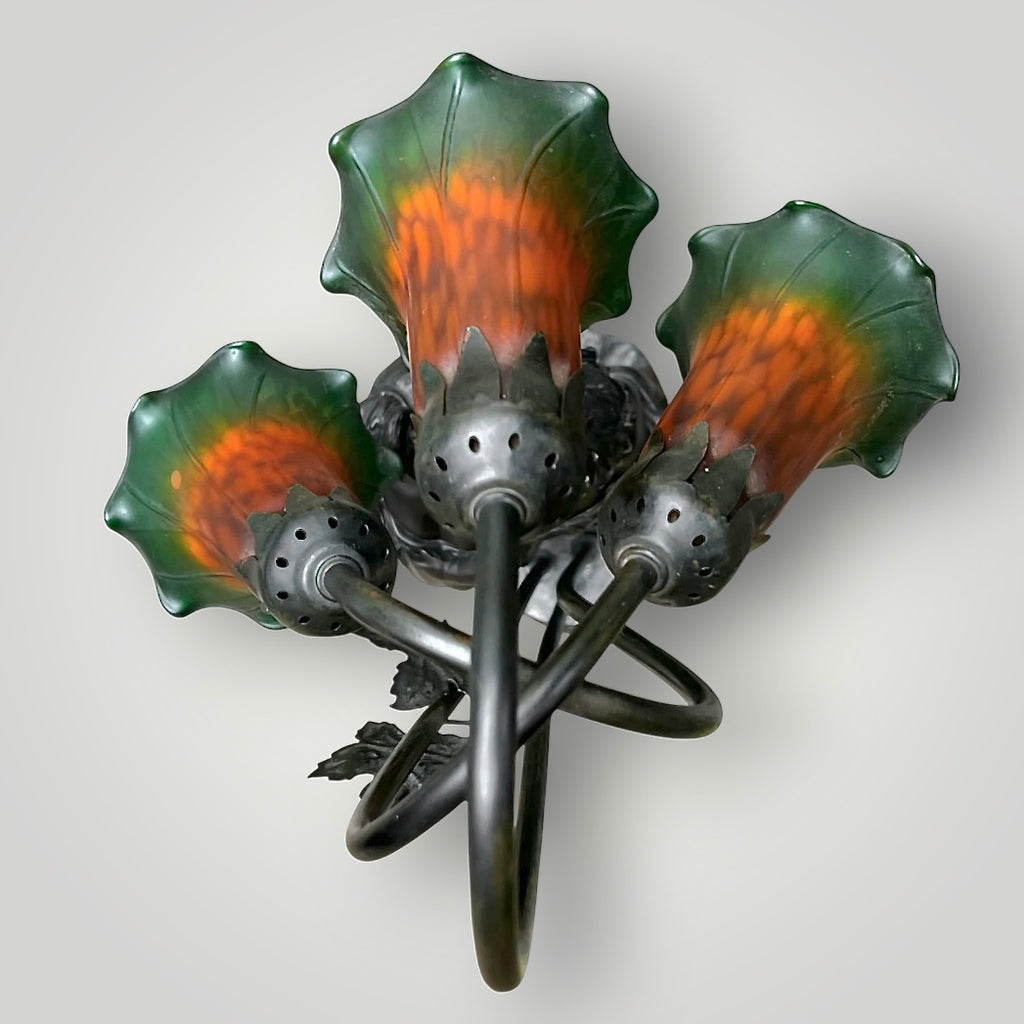 Lampe figurative néo Art nouveau – Couple d’enfants et fleurs de lys en verre moulé