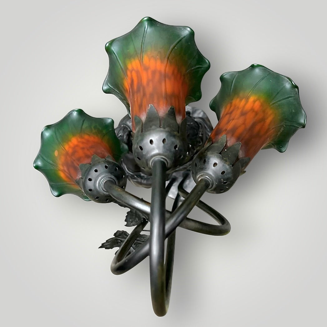 Lampe figurative néo Art nouveau – Couple d’enfants et fleurs de lys en verre moulé
