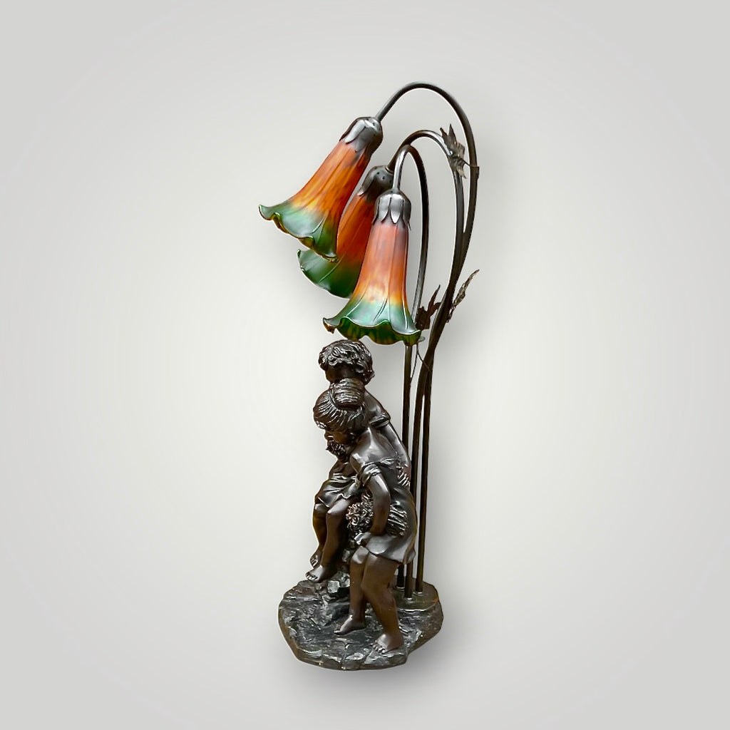 Lampe figurative néo Art nouveau – Couple d’enfants et fleurs de lys en verre moulé