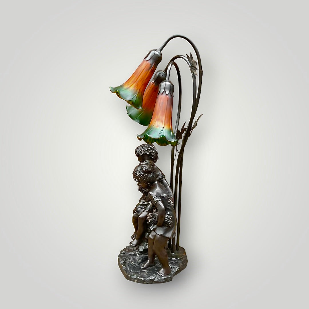 Lampe figurative néo Art nouveau – Couple d’enfants et fleurs de lys en verre moulé