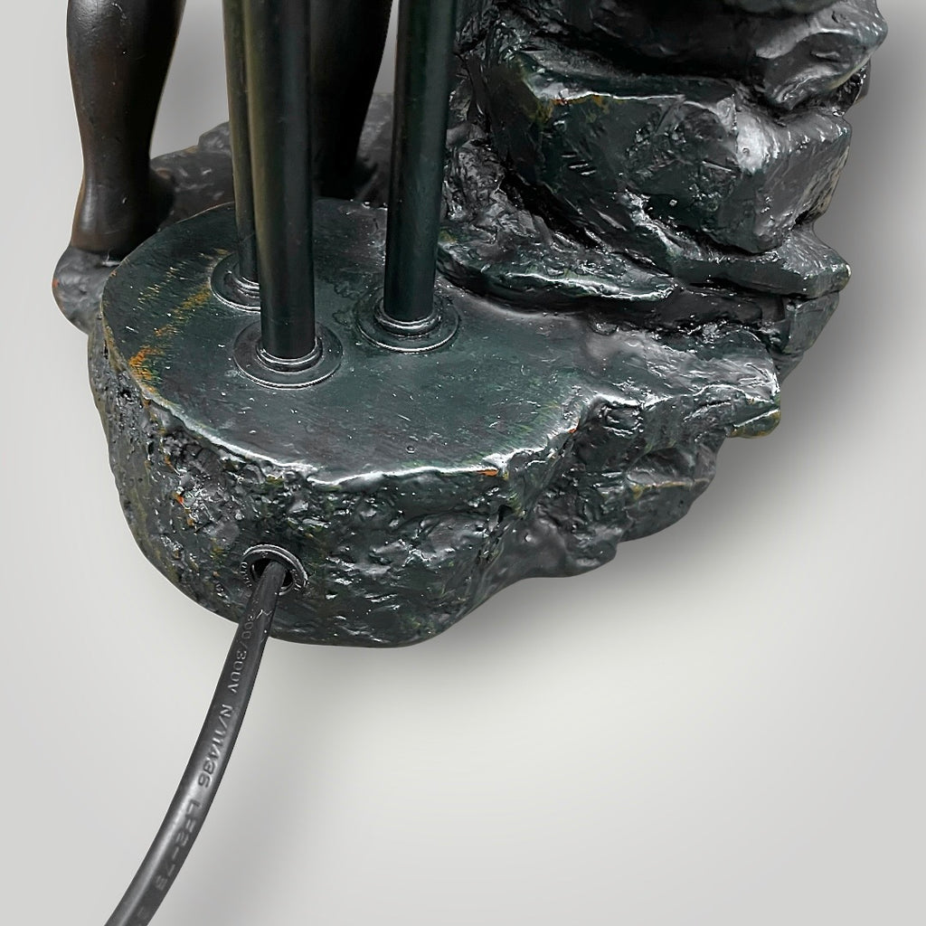 Lampe figurative néo Art nouveau – Couple d’enfants et fleurs de lys en verre moulé