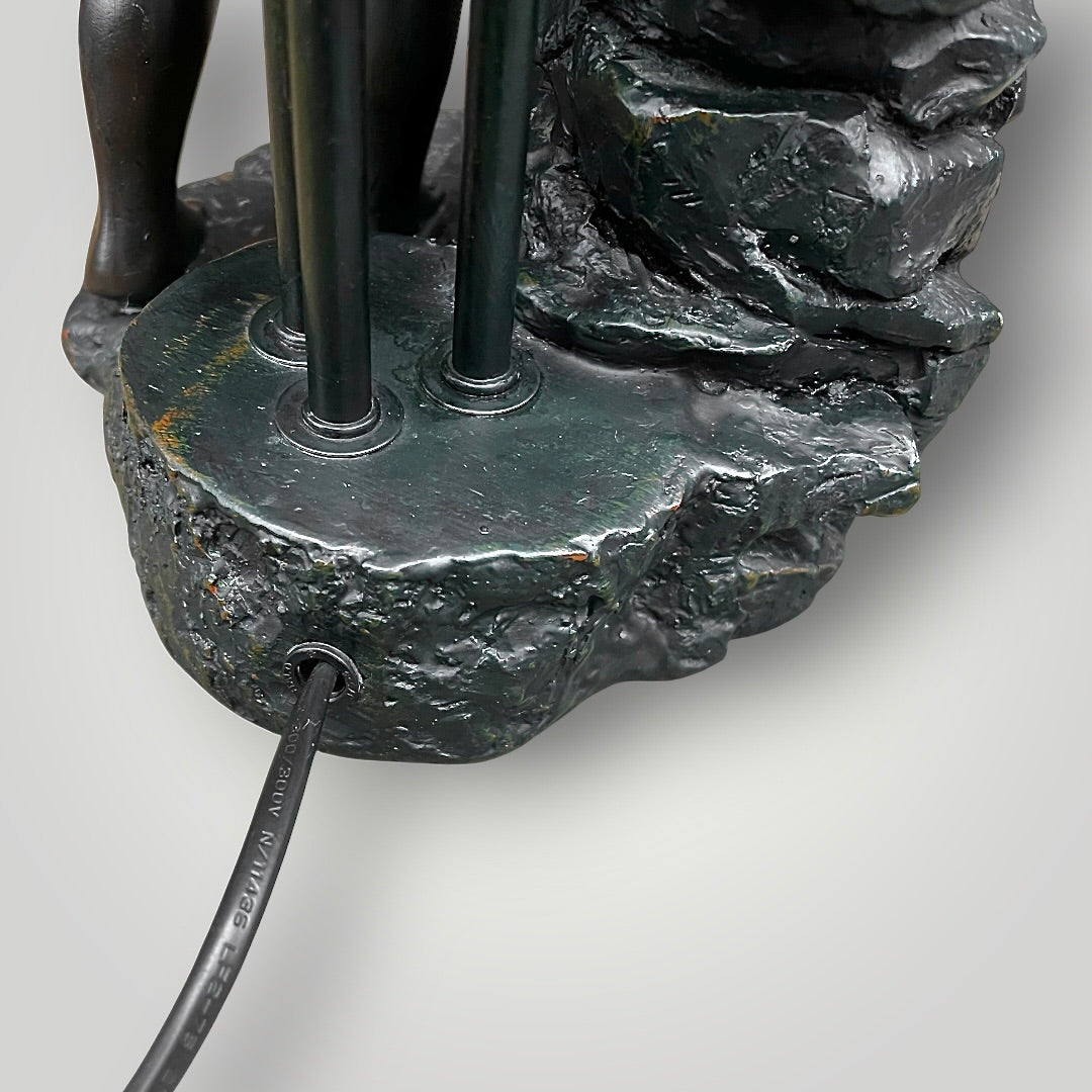 Lampe figurative néo Art nouveau – Couple d’enfants et fleurs de lys en verre moulé