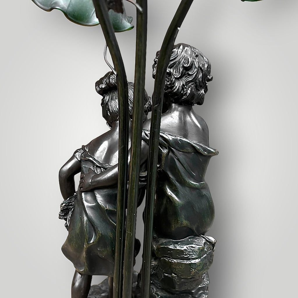 Lampe figurative néo Art nouveau – Couple d’enfants et fleurs de lys en verre moulé