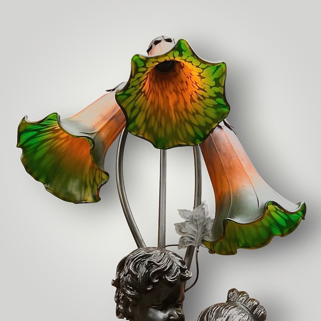 Lampe figurative néo Art nouveau – Couple d’enfants et fleurs de lys en verre moulé