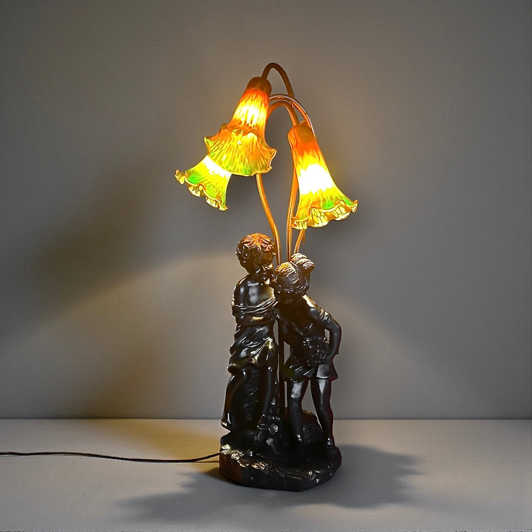 Lampe figurative néo Art nouveau – Couple d’enfants et fleurs de lys en verre moulé