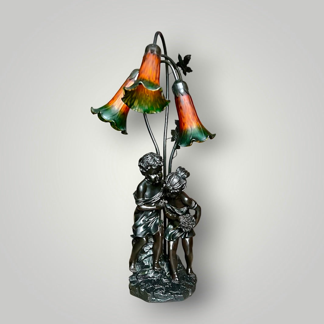 Lampe figurative néo Art nouveau – Couple d’enfants et fleurs de lys en verre moulé