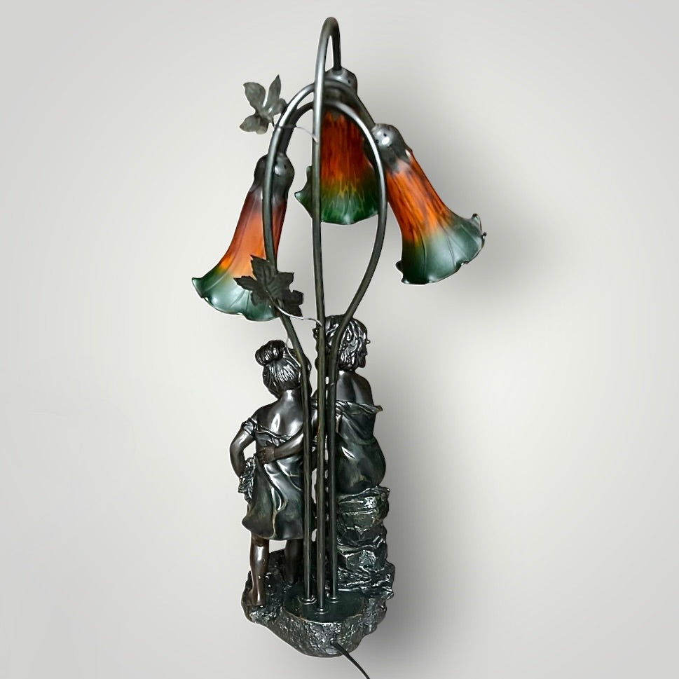 Lampe figurative néo Art nouveau – Couple d’enfants et fleurs de lys en verre moulé