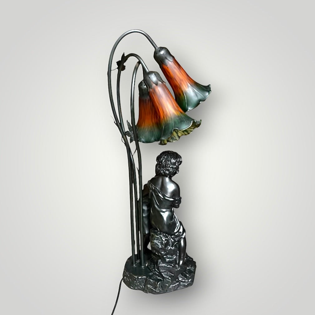 Lampe figurative néo Art nouveau – Couple d’enfants et fleurs de lys en verre moulé