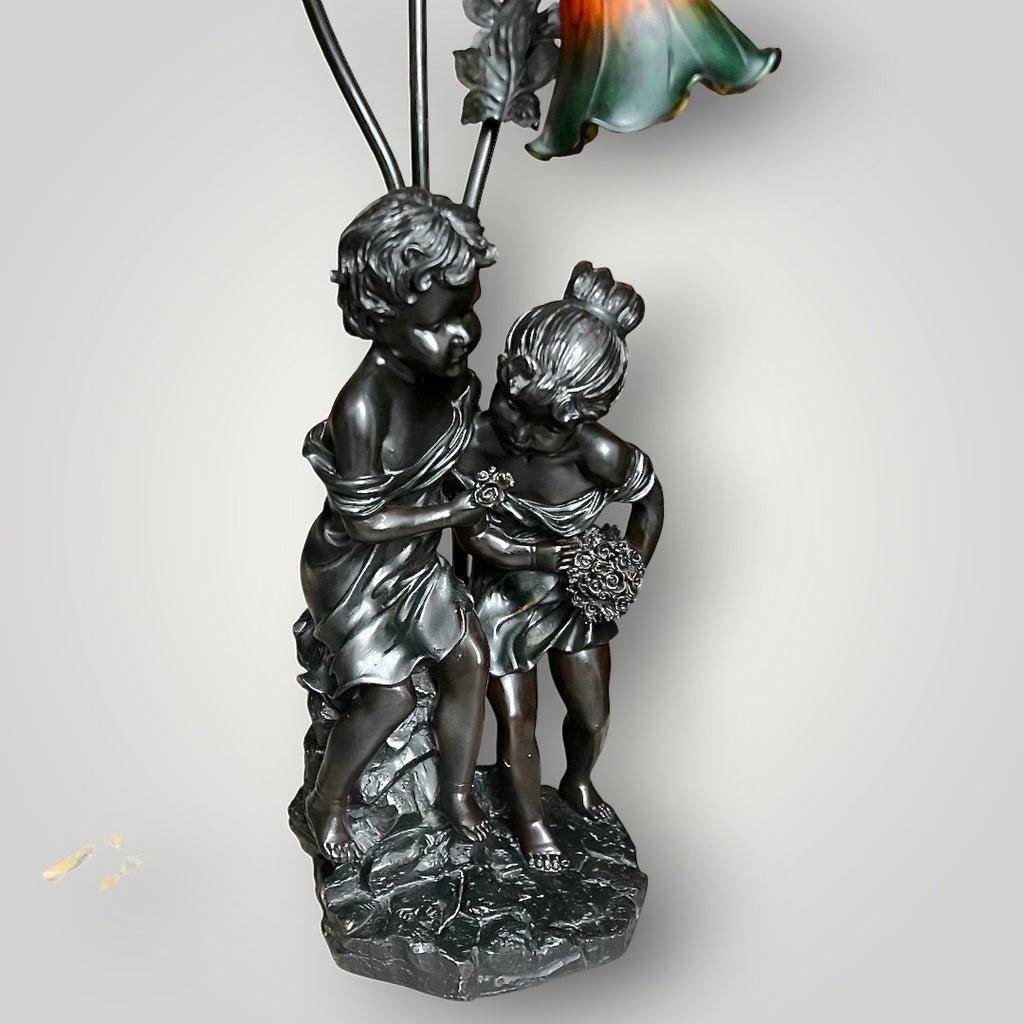 Lampe figurative néo Art nouveau – Couple d’enfants et fleurs de lys en verre moulé
