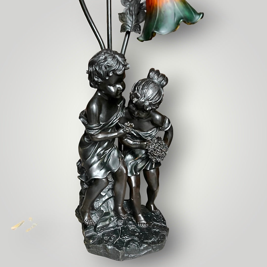 Lampe figurative néo Art nouveau – Couple d’enfants et fleurs de lys en verre moulé