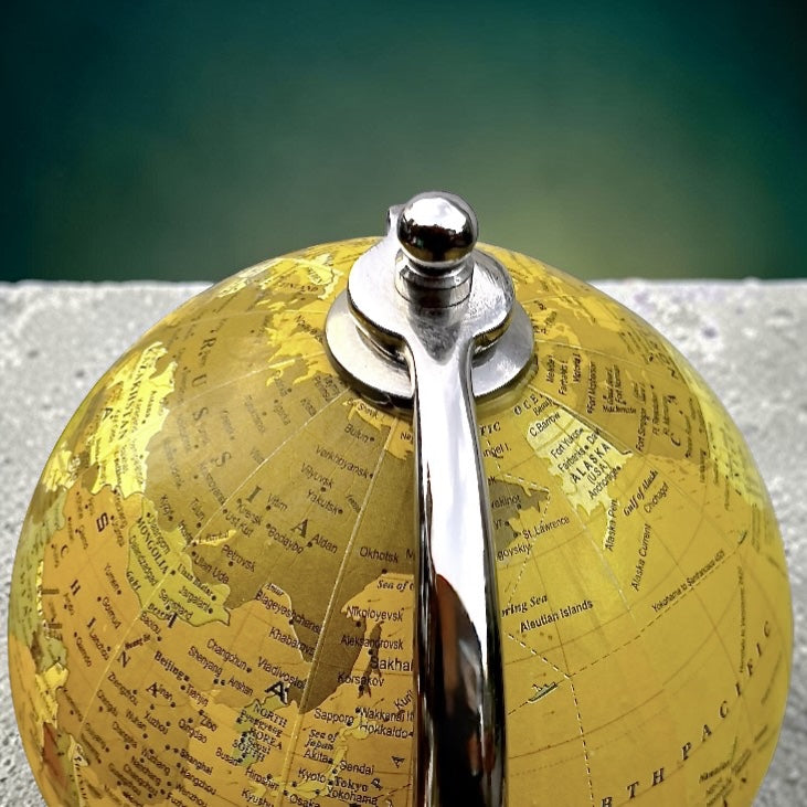Globe terrestre vintage sur pied en métal chromé