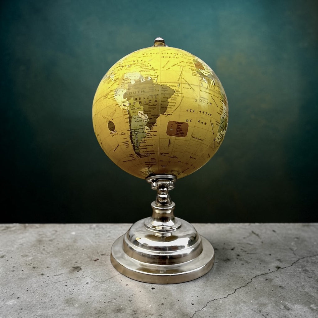 Globe terrestre vintage sur pied en métal chromé