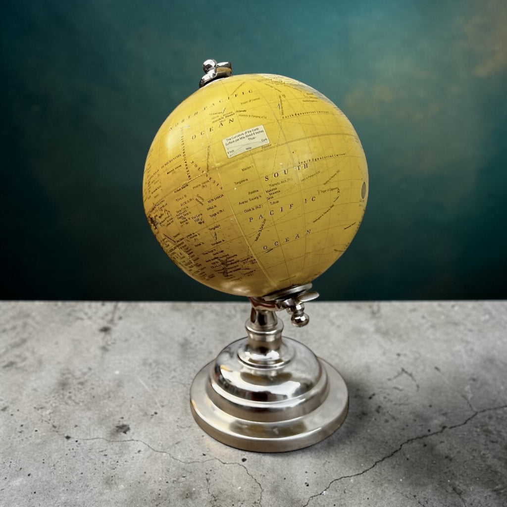 Globe terrestre vintage sur pied en métal chromé