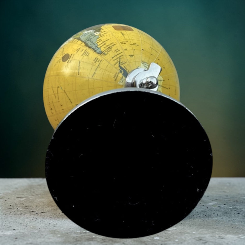 Globe terrestre vintage sur pied en métal chromé