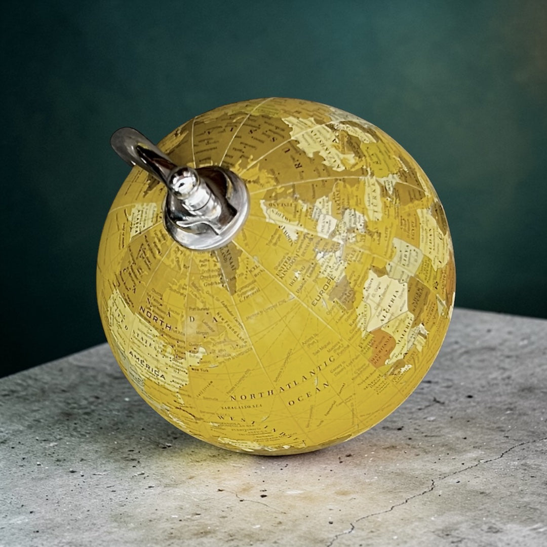 Globe terrestre vintage sur pied en métal chromé