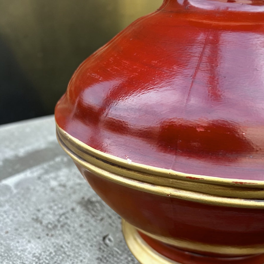 Pied de lampe vintage rouge brillant et doré – années 1970