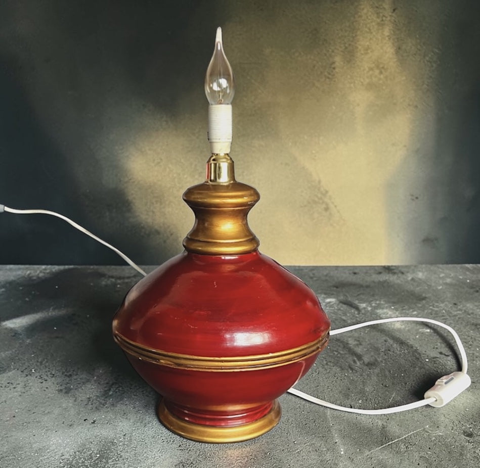 Pied de lampe vintage rouge brillant et doré – années 1970