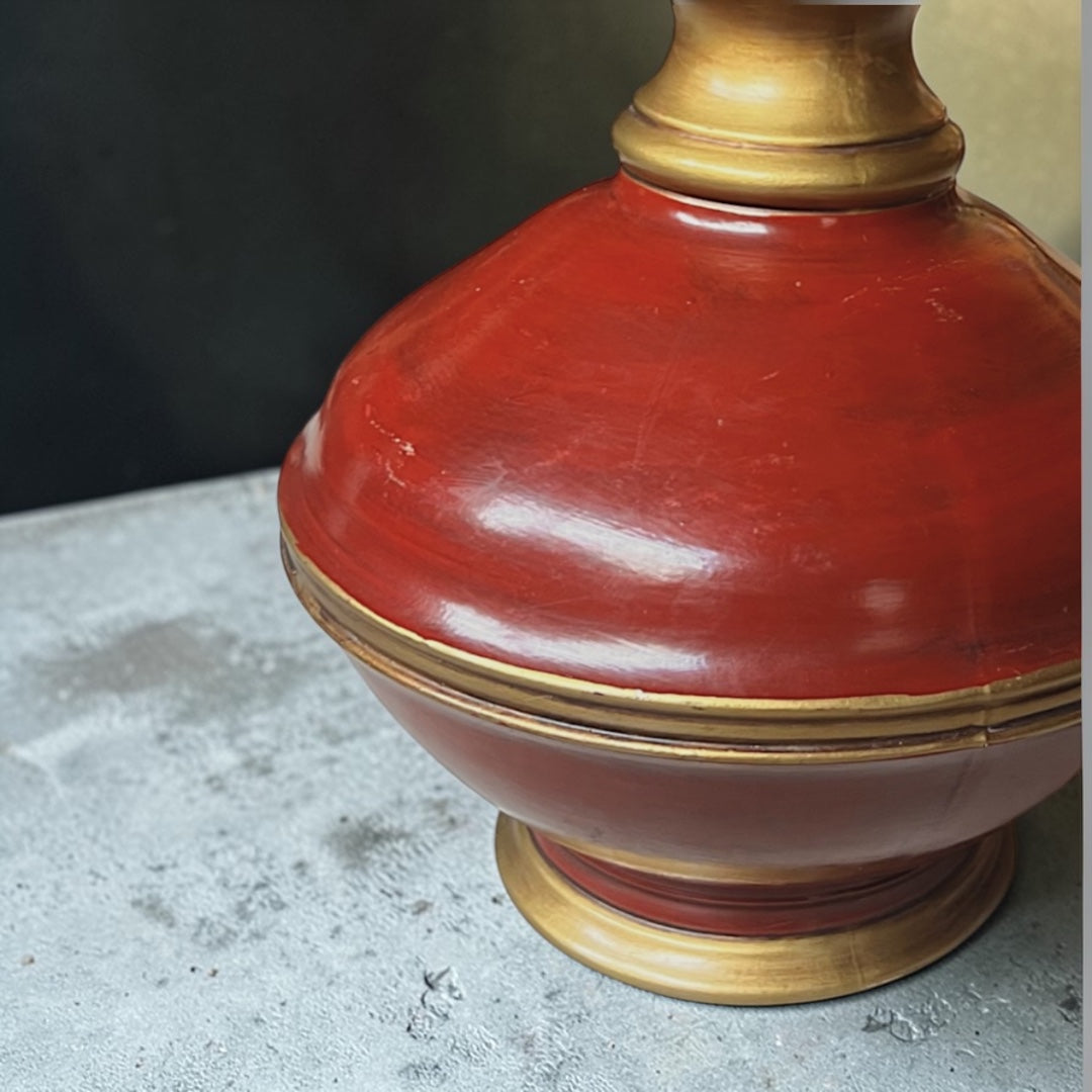 Pied de lampe vintage rouge brillant et doré – années 1970
