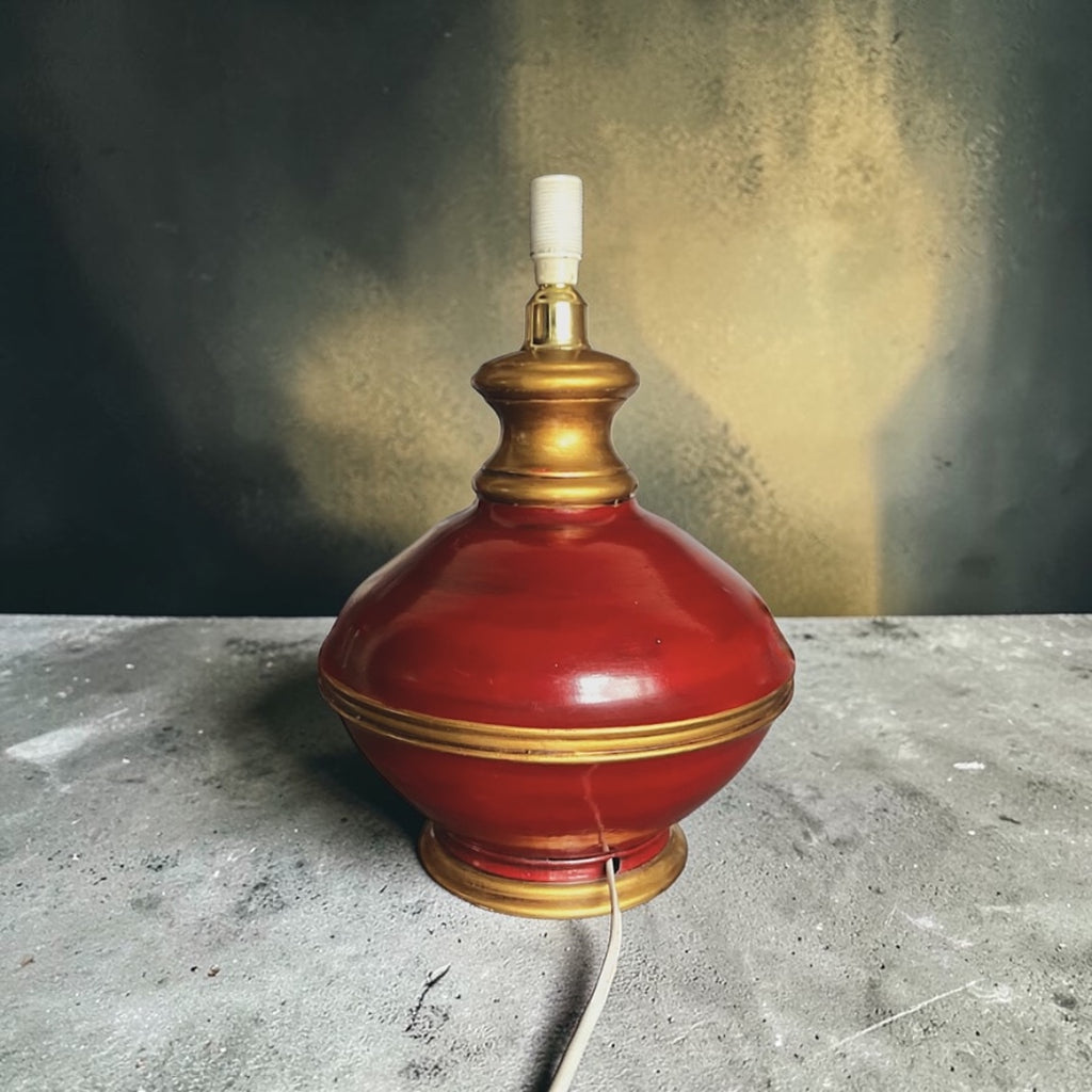 Pied de lampe vintage rouge brillant et doré – années 1970