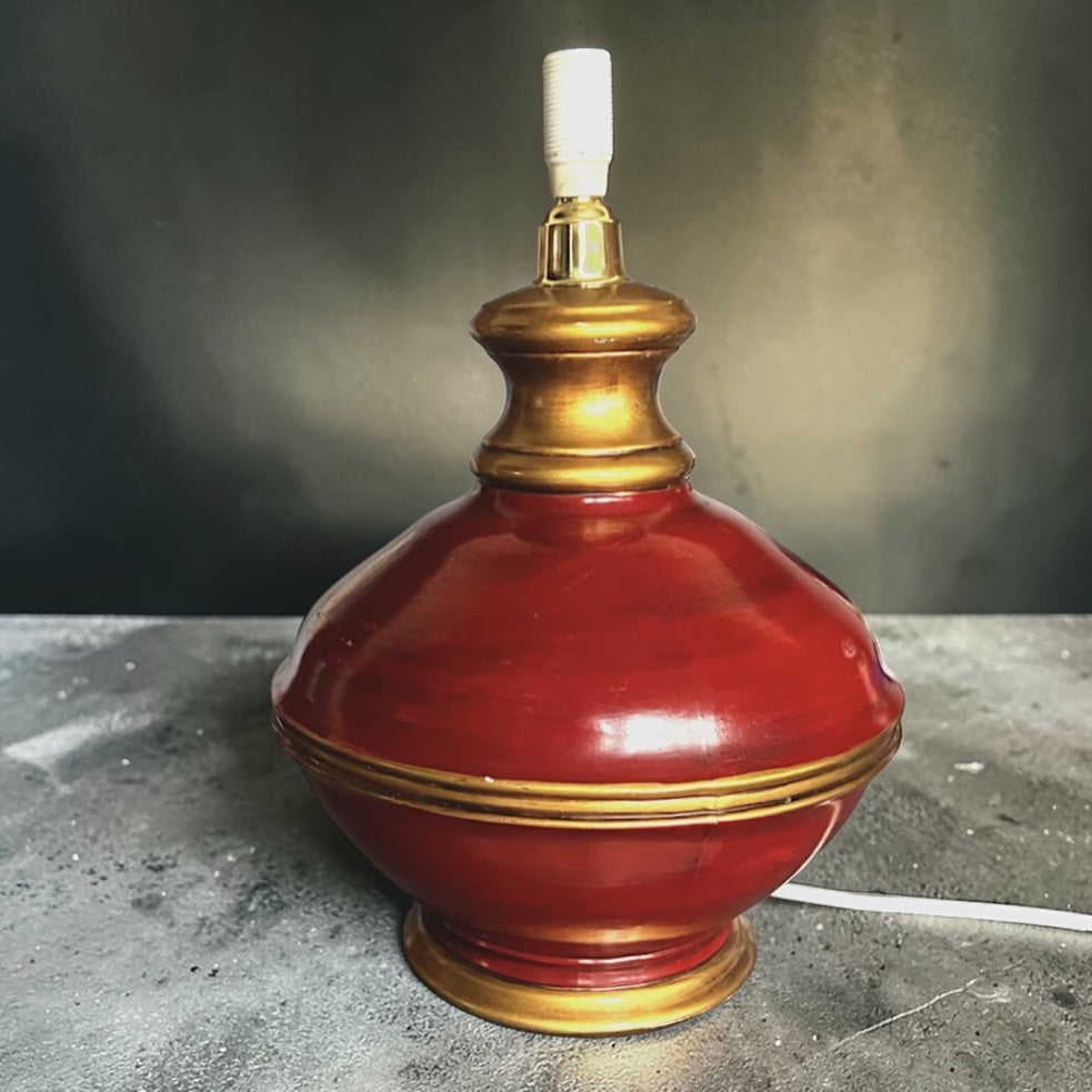 Pied de lampe vintage rouge brillant et doré – années 1970