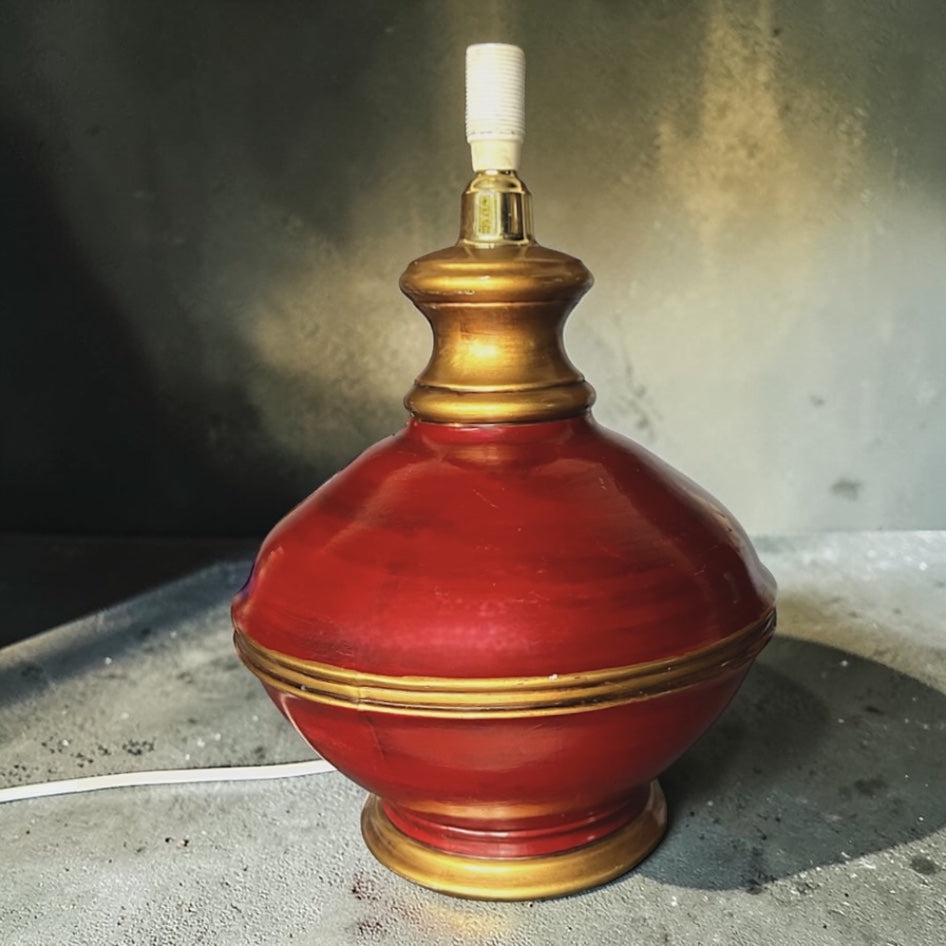 Pied de lampe vintage rouge brillant et doré – années 1970
