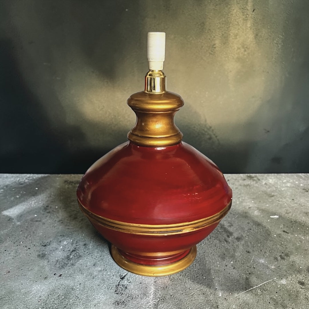 Pied de lampe vintage rouge brillant et doré – années 1970