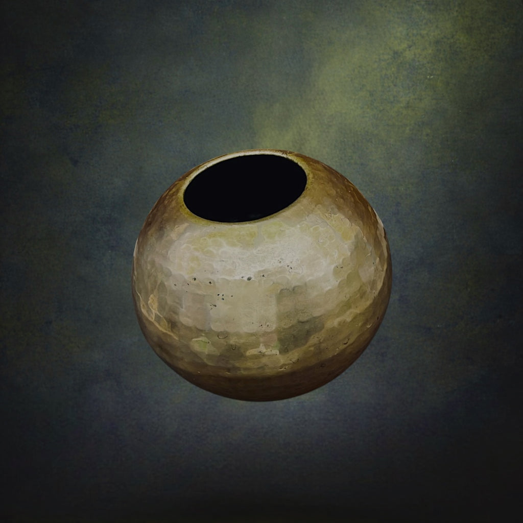 Vase Boule Vintage en Laiton Martelé Doré – Années 60 70