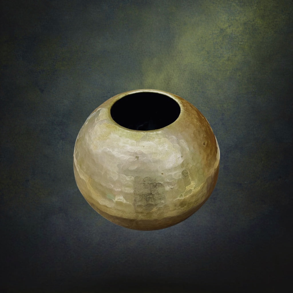 vase-boule-vintage-laiton-martele-dore-annees60-70