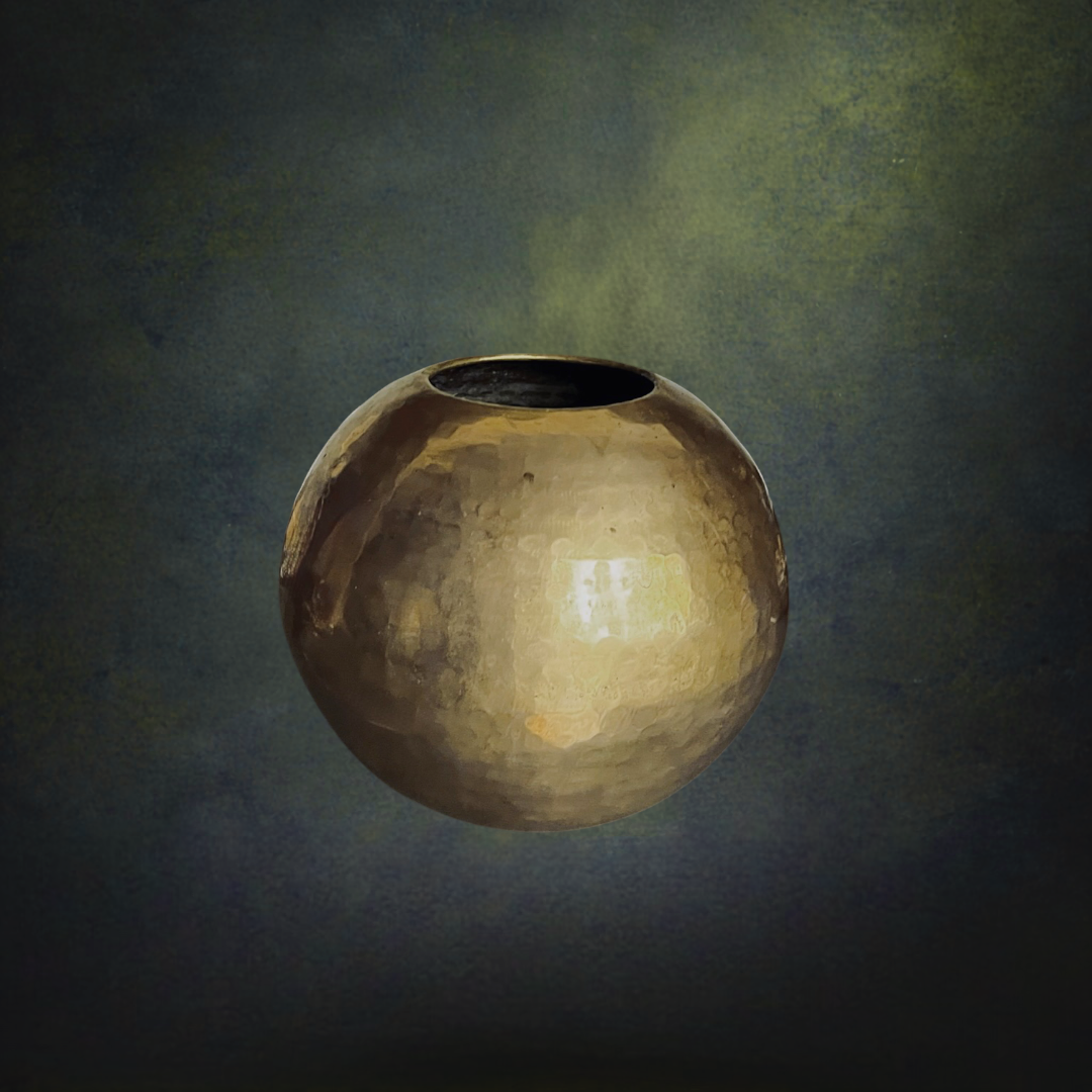 Vase Boule Vintage en Laiton Martelé Doré – Années 60 70