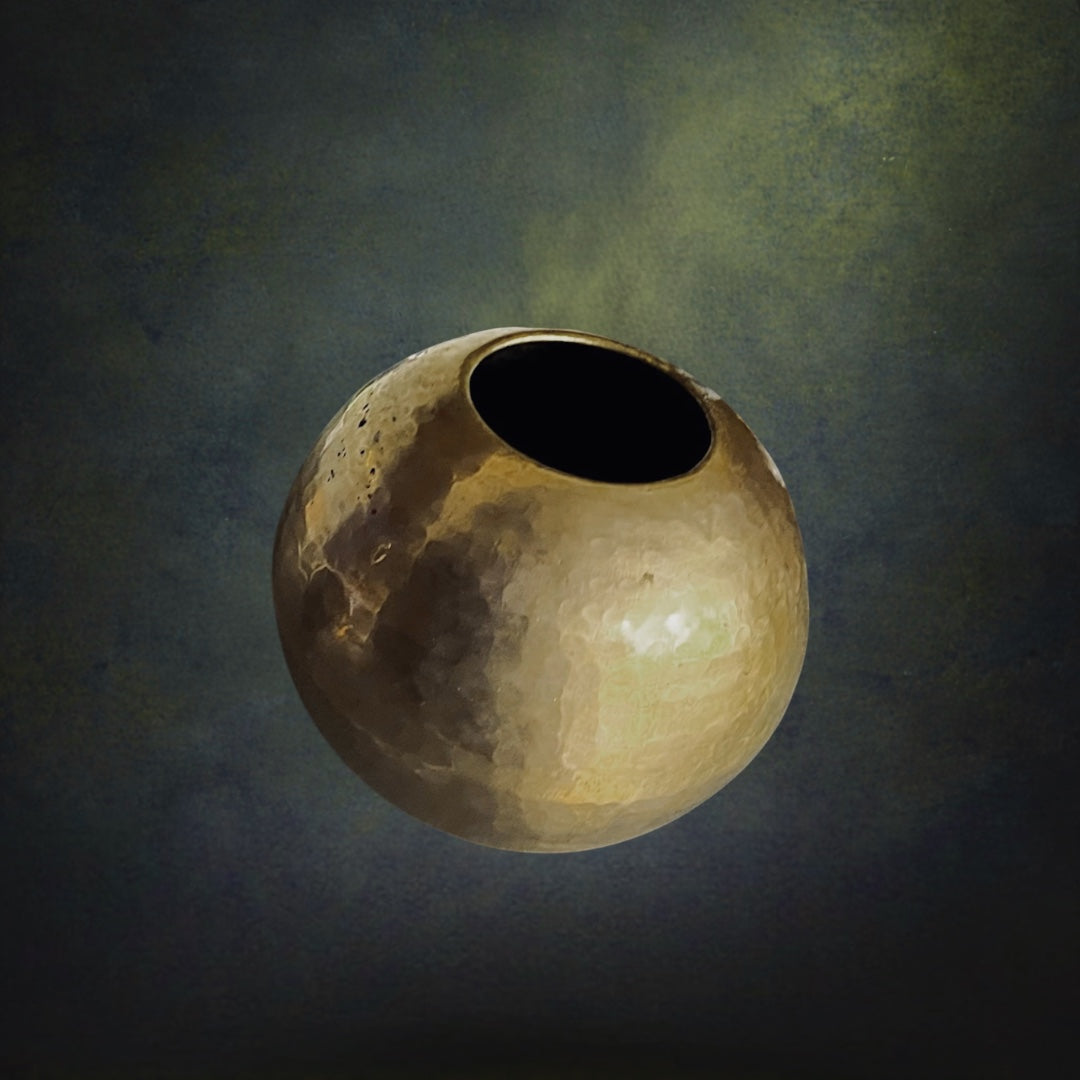 Vase Boule Vintage en Laiton Martelé Doré – Années 60 70