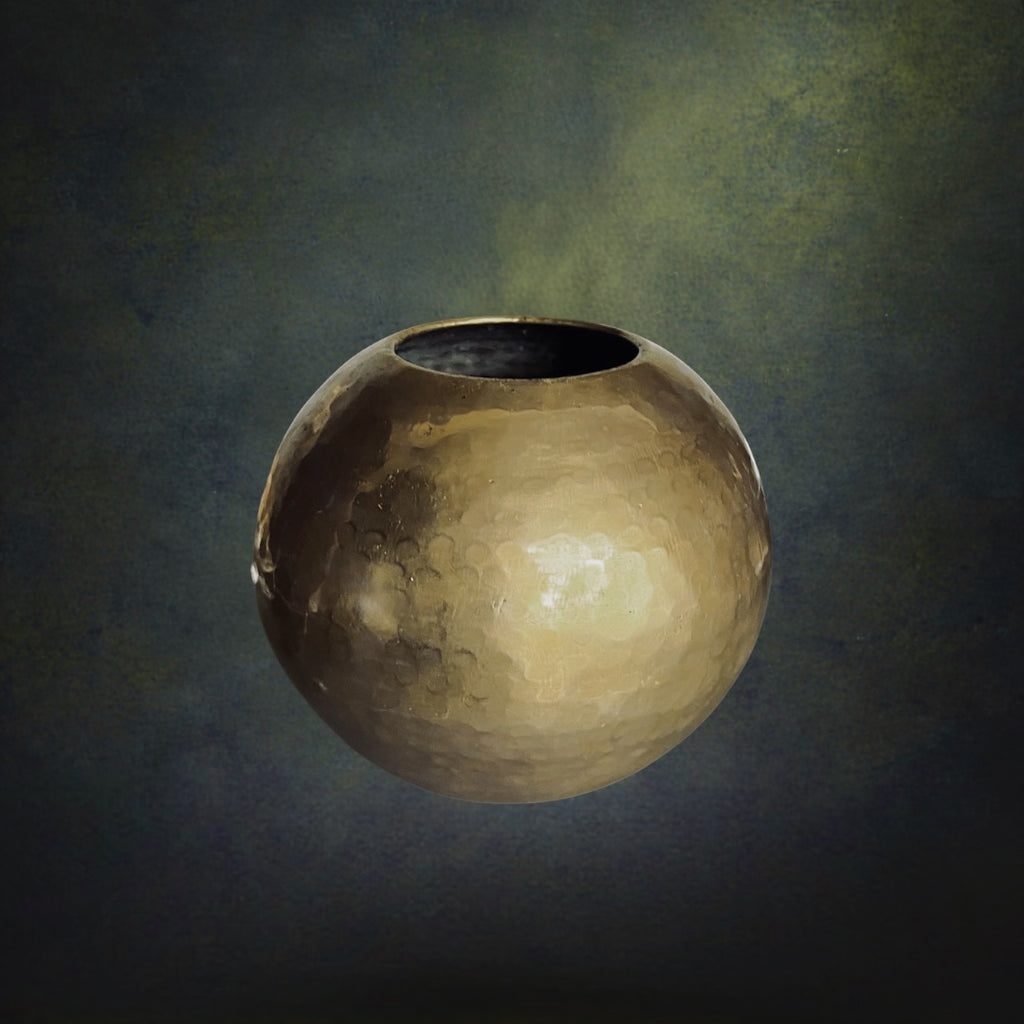 Vase Boule Vintage en Laiton Martelé Doré – Années 60 70