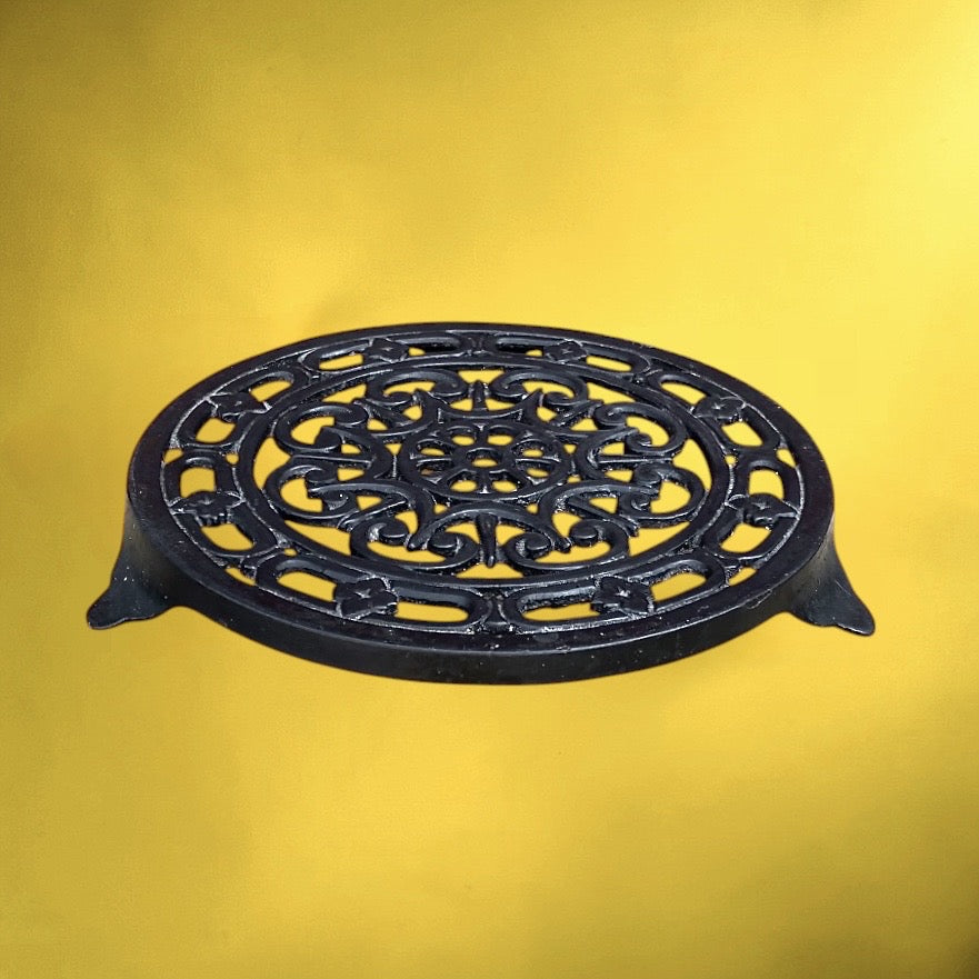 Dessous de Plat Ancien en Fonte Émaillée Noire Ajourée – Décor Ornemental – Made in France Decotec – Années 50 60