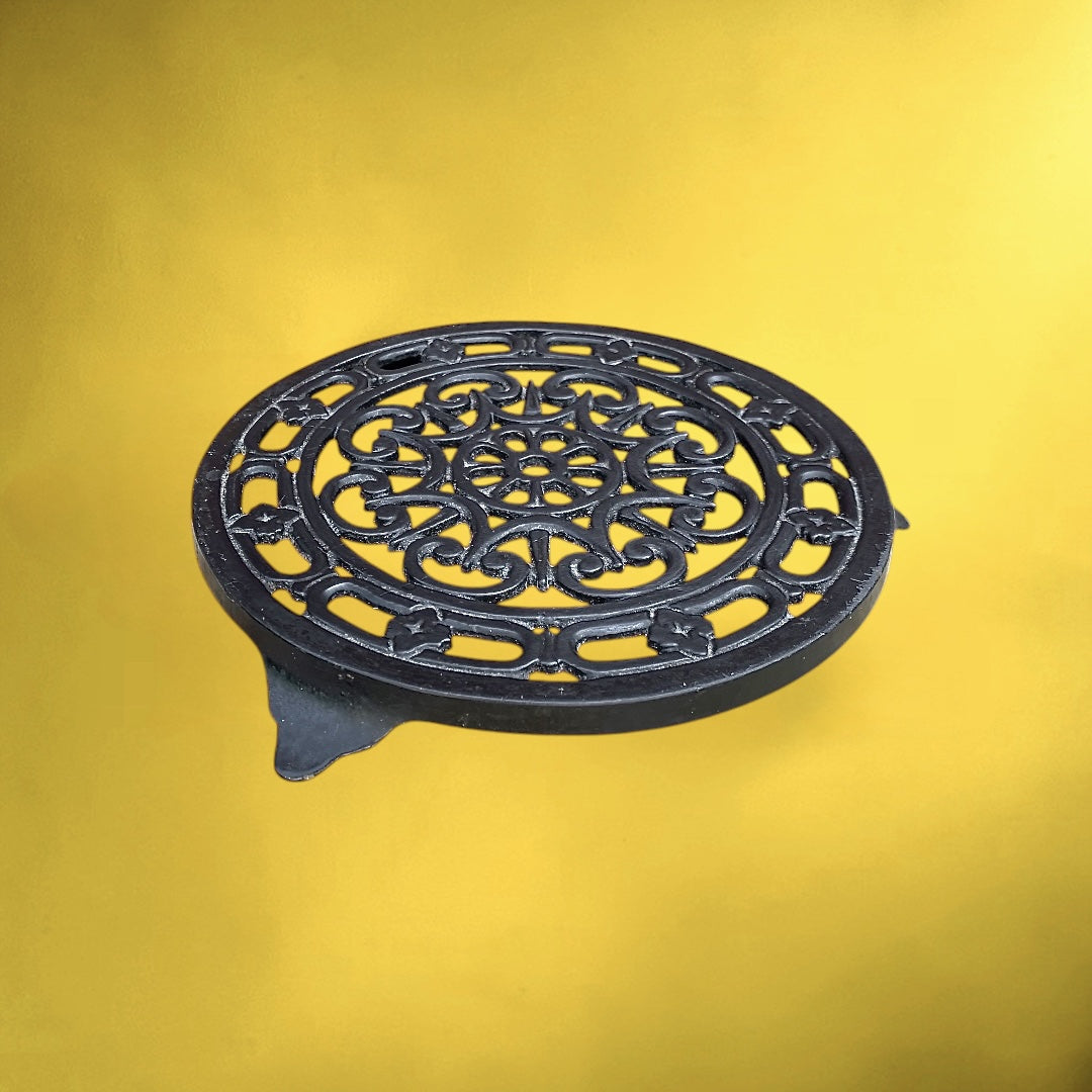 Dessous de Plat Ancien en Fonte Émaillée Noire Ajourée – Décor Ornemental – Made in France Decotec – Années 50 60