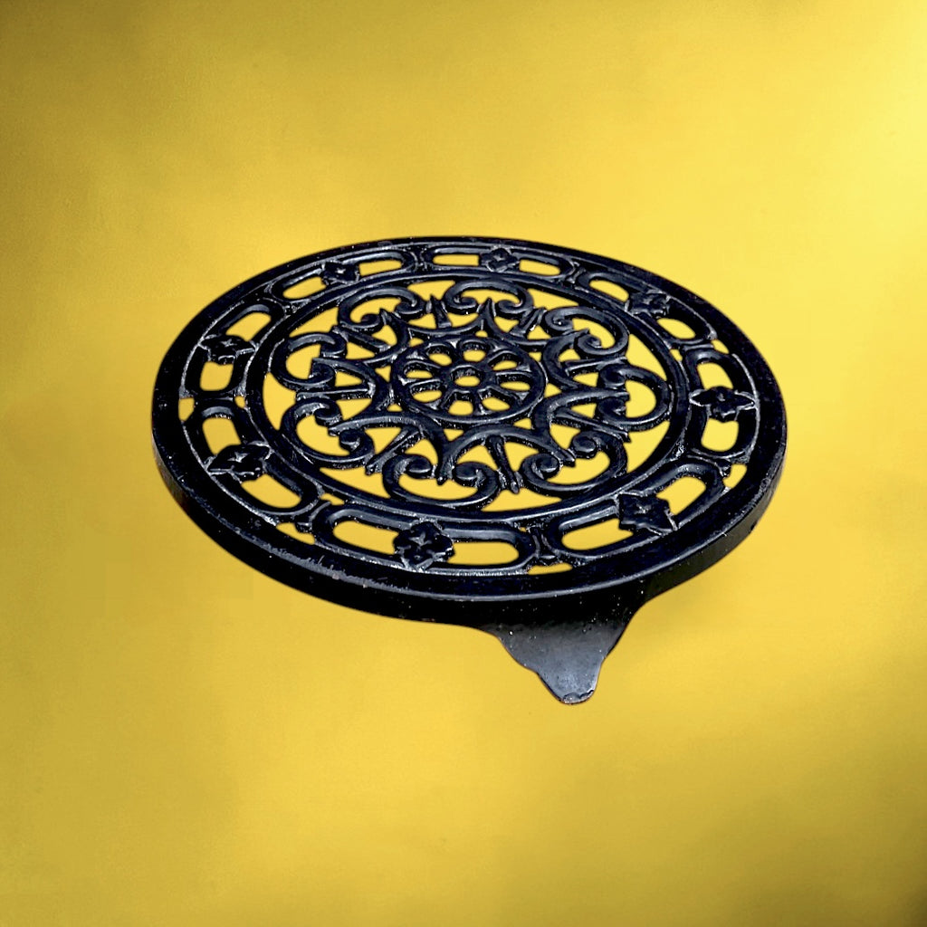 Dessous de Plat Ancien en Fonte Émaillée Noire Ajourée – Décor Ornemental – Made in France Decotec – Années 50 60