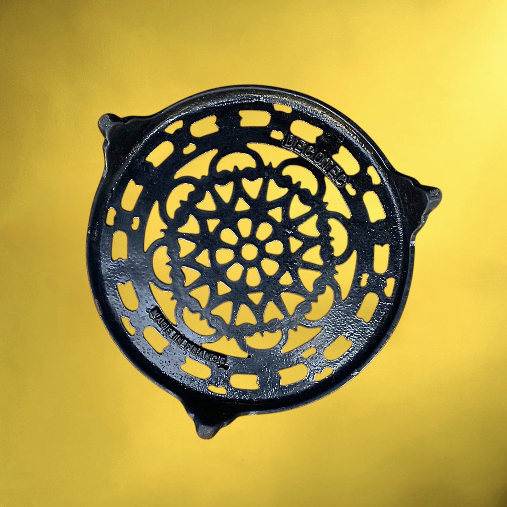 Dessous de Plat Ancien en Fonte Émaillée Noire Ajourée – Décor Ornemental – Made in France Decotec – Années 50 60